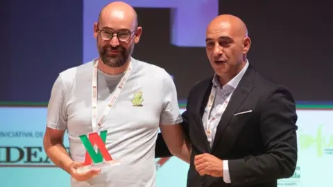 Dani Andreu recibe el premio en Alhambra Venture