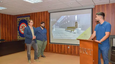 De izq., a der., Salva Garc&iacute;a-Ayll&oacute;n, Felipe Segura y el alumno Sergio Pastor