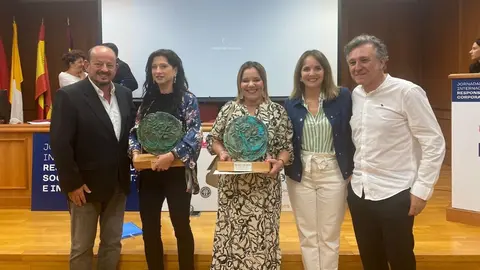 V&iacute;ctor Meseguer (UCAM) junto a Vicky Mart&iacute;nez (Unisa), Marita D&oacute;lera (AgroDolores), Gema Alc&aacute;zar (Circular Economy Consulting) y el artista Nicol&aacute;s de Maya (Foto: UCAM)