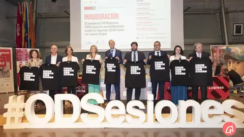 Fotograf&iacute;a de familia tras la presentaci&oacute;n de ODSesiones, presidida por el presidente de la CARM, Fernando L&oacute;pez Miras