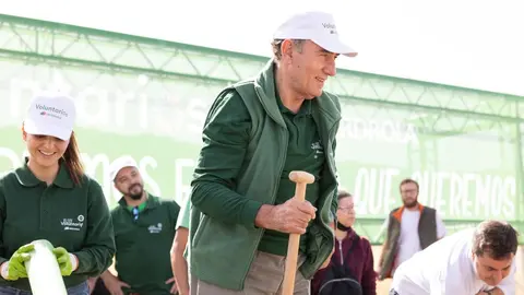 Ignacio Gal&aacute;n en la reforestaci&oacute;n organizada por los voluntarios de Iberdrola