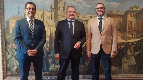 De izq. a der., Carmelo Vera, director del Sabadell en Murcia, Fernando Can&oacute;s, subdirector general y director territorial Este de Banco Sabadell; y Miguel L&oacute;pez Abad, presidente de la C&aacute;mara de Comercio de Murcia