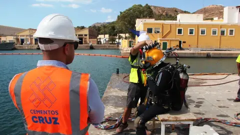 El cemento de Abanilla que refuerza bajo el agua el muelle del submarino S-80 Plus