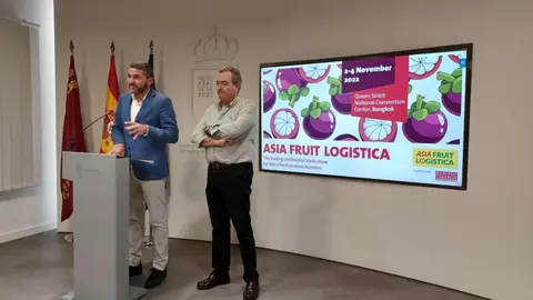 El consejero Antonio Luengo, y el presidente de Apoexpa, Joaqu&iacute;n G&oacute;mez, durante la presentaci&oacute;n de la presencia de la Regi&oacute;n en Asia Fruit Logistica (Foto:CARM)