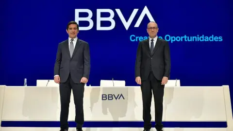 El presidente del BBVA, Carlos Torres Vila (izq.) y el CEO de la entidad, Onur Gen&ccedil;