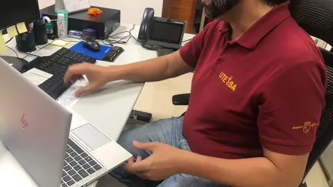 Imagen de la instalaci&oacute;n de uno de los nuevos equipos inform&aacute;ticos.