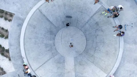 El proyecto premiado ha consistido en la implantaci&oacute;n de usos deportivos destinados al patinaje y skate en Sant Francesc Xavier, la capital de Formentera, y recibi&oacute; la distinci&oacute;n de &lsquo;Highly Commended&rsquo;. La iniciativa se llev&oacute; a cabo en un &aacute;rea delimitada y clasificada como Bien de Inter&eacute;s Cultural y permiti&oacute; la recuperaci&oacute;n de elementos hidr&aacute;ulicos que se encontraban en desuso.