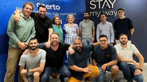Los equipos de Operto y StayMyWay celebran el acuerdo. El murciano Faustino Fern&aacute;ndez, fundador de la empresa murciana, de pie, segundo por la izquierda