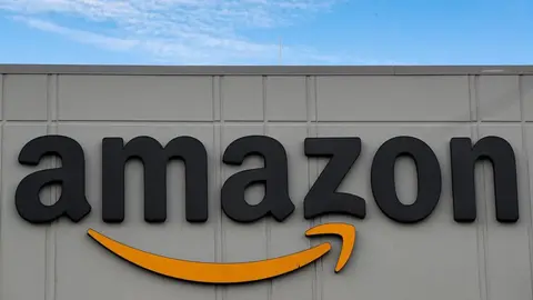 Cartel de Amazon en el almac&eacute;n de Murcia