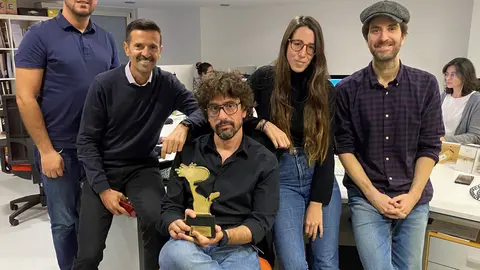 Parte del equipo directivo de Portavoz, con el premio por su campa&ntilde;a sobre Movember