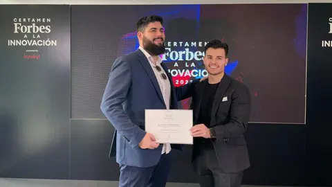 Roberto Lifante, CEO de TK Analytics, recibe el reconocimiento a su participaci&oacute;n en el certamen