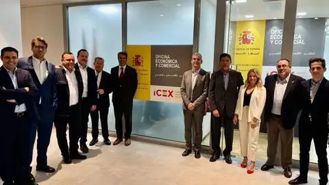 La delegaci&oacute;n de la Regi&oacute;n en Dub&aacute;i se reuni&oacute; con el consejero de la Oficina Comercial de Espa&ntilde;a en los Emiratos &Aacute;rabes, Andr&eacute;s Salinero (foto: CARM)