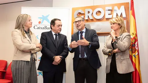 Olga Garc&iacute;a, Jos&eacute; Mar&iacute;a Albarrac&iacute;n, Jos&eacute; Luj&aacute;n e Isabel Mart&iacute;nez Conesa tras la firma del acuerdo