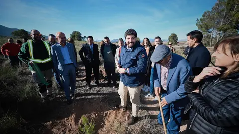 L&oacute;pez Miras preside el acto de inauguraci&oacute;n del proyecto 'Bosque Disfrimur' para la recuperaci&oacute;n de suelo forestal en la sierra del Molino de Calasparra (Foto: CARM)
