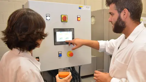 Investigadores de la Escuela de Agr&oacute;nomos de la UPCT utilizando un equipo tecnol&oacute;gico para la pasteurizaci&oacute;n de un batido de tomate (foto: UPCT)