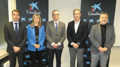 Reuni&oacute;n entre responsables de la Consejer&iacute;a de Educaci&oacute;n, Formaci&oacute;n Profesional y Empleo y de CaixaBank Dualiza (Foto: CARM)