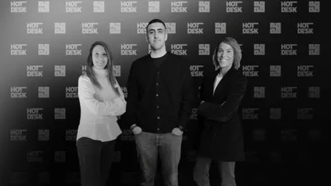 De izq. a der., Anna Albareda - -(Yado), Mohamed Khaled (CEO de Hotdesk) y Cristina Santa (Yado)