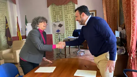 La rectora de la UPCT, Beatriz Miguel, saluda al alcalde de Ceheg&iacute;n, Jero Moya