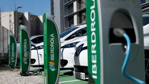 Veh&iacute;culos el&eacute;ctricos en puntos de recarga de Iberdrola