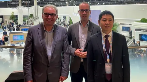 El director general de Inform&aacute;tica y Transformaci&oacute;n Digital, Javier Mart&iacute;nez, durante el encuentro de trabajo celebrado con representantes de Huawei en el marco del Mobile World Congress (foto: CARM)