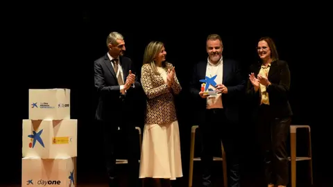 Rafa Valverde (2d) junto a Juan Manuel Garrido (Enisa), Olga Garc&iacute;a (Caixabank) e Isabel Franco (vicepresidenta regional)