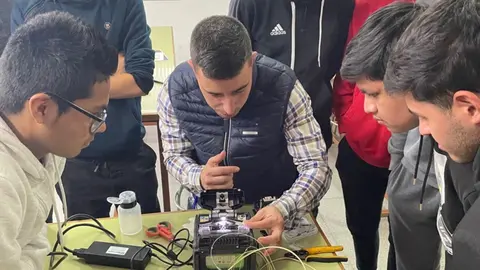 Alumnos aprendiendo a fusionar fibra &oacute;ptica