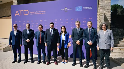 De izquierda a derecha: el director general de Inform&aacute;tica y Transformaci&oacute;n Digital de la Comunidad, Javier Mart&iacute;nez Gilabert; el director territorial de Telef&oacute;nica en la zona Este, Jos&eacute; Mar&iacute;a Casas; el director general de Huawei Espa&ntilde;a, Jack Heliang; el presidente de la Comunidad, Fernando L&oacute;pez Miras; la directora general HP Espa&ntilde;a, In&eacute;s Bermejo; el consejero de Econom&iacute;a, Hacienda, Fondos Europeos y Administraci&oacute;n Digital, Luis Alberto Mar&iacute;n; el rector de la Universidad de Murcia, Jos&eacute; Luj&aacute;n, y la rectora de la Universidad Polit&eacute;cnica de Cartagena, Beatriz Miguel.