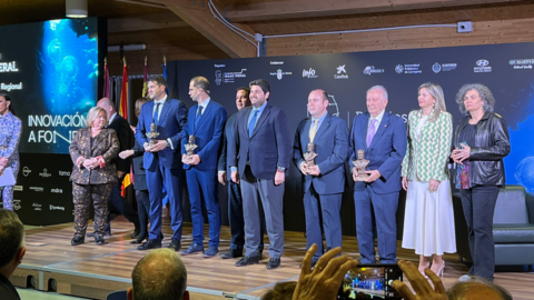 De izq. a der., Ana Correa (COEC), Francisco Gracia (Himoinsa), Salvador Garc&iacute;a (Eversia), Alfonso Corbal&aacute;n (Fundaci&oacute;n Isaac Peral), el presidente L&oacute;pez Miras, Francisco Cavas (UPCT), Jos&eacute; Mar&iacute;nez Nieto (Marnys), Olga Garc&iacute;a (Caixabank), y Beatriz Miguel (UPCT)