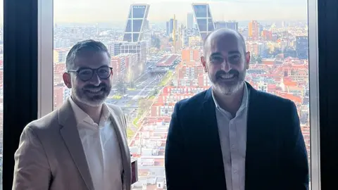 De izq. a der., Ezequiel Nicol&aacute;s (CMO) y Antonio S&aacute;nchez Kaiser, en las oficinas de AWS