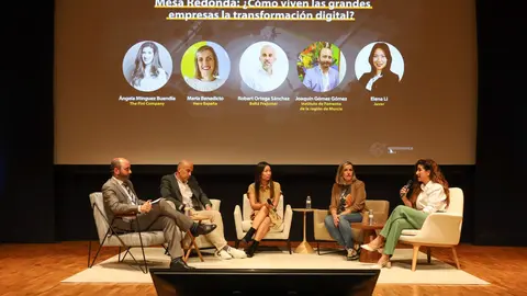 De izq. a der., Joaqu&iacute;n G&oacute;mez (Info), Robert Ortega (Belt&aacute; Frajumar), Elena Yi (J&uacute;ver), Mar&iacute;a Benedicto (Hero Espa&ntilde;a) y &Aacute;ngela M&iacute;nguez (Fini) en una de las mesas redondas