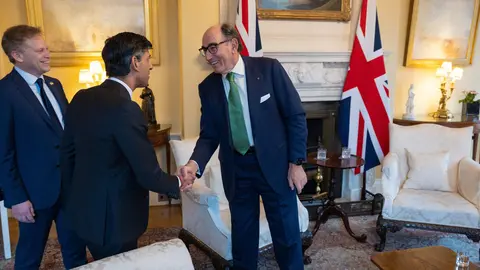 El presidente de Iberdrola, Ignacio Gal&aacute;n (der.) saluda a Rishi Sunak, primer ministro brit&aacute;nico (Foto: Iberdrola)