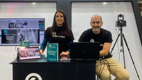 M&oacute;nica Hern&aacute;ndez y Antonio S&aacute;nchez Kaiser, fundadores de Bemyvega. Al fondo, una foto de Vega