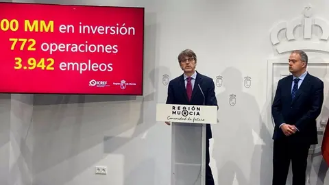 El consejero de Econom&iacute;a, Hacienda, Fondos Europeos y Administraci&oacute;n Digital, Luis Alberto Mar&iacute;n, presenta el balance de la actividad del Icref acompa&ntilde;ado de su director, Goz&aacute;lvez (Foto: CARM)