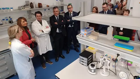 El consejero de Medio Ambiente, Mar Menor, Universidades e Investigaci&oacute;n, Juan Mar&iacute;a V&aacute;zquez, en su visita al Laboratorio Pleiades/Vitalis