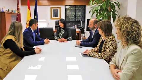 Reuni&oacute;n con representantes de la Fundaci&oacute;n Junior Achievement