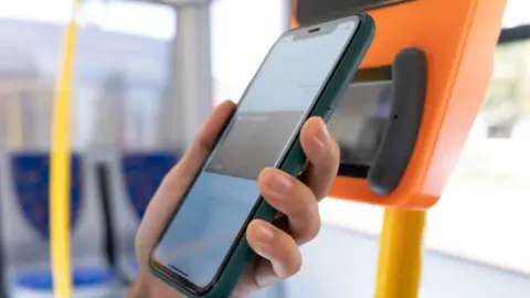 Las empresas privadas de transporte de viajeros y mercanc&iacute;as podr&aacute;n solicitar las ayudas para la digitalizaci&oacute;n de procesos a partir de ma&ntilde;ana.