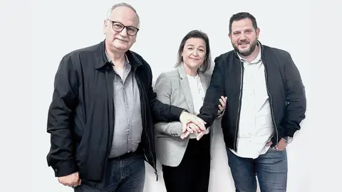Los directivos de ambas compa&ntilde;&iacute;as celebran el acuerdo