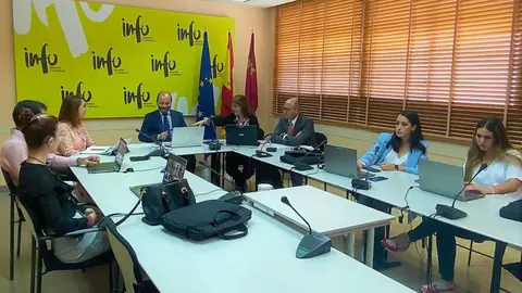 El director del INFO, Joaqu&iacute;n G&oacute;mez, durante la reuni&oacute;n con los becarios de internacionalizaci&oacute;n (Foto: CARM)