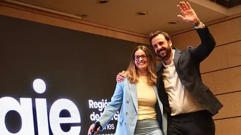 Almudena Abell&aacute;n, presidenta de los j&oacute;venes empresarios de la Regi&oacute;n, junto a su antecesor, Gin&eacute;s &Aacute;ngel Garc&iacute;a