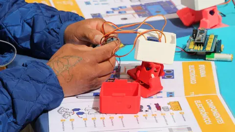 Estudiantes de EUt+ arreglan peque&ntilde;os electrodom&eacute;sticos, en un  hackathon/reparathon que se celebra en la UPCT