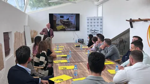 &Aacute;ngel L&oacute;pez Naranjo instruye a los miembros del F&oacute;rum de J&oacute;venes Amefmur
