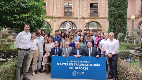 Fotograf&iacute;a de familia de las 14&ordf; promoci&oacute;n del M&aacute;ster en Traumatolog&iacute;a del Deporte de la UCAM