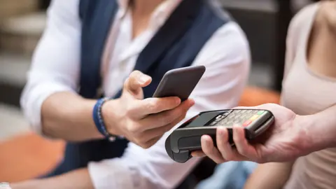 Uno de cada dos espa&ntilde;oles ya tiene aplicaci&oacute;n wallet: tres beneficios del monedero electr&oacute;nico