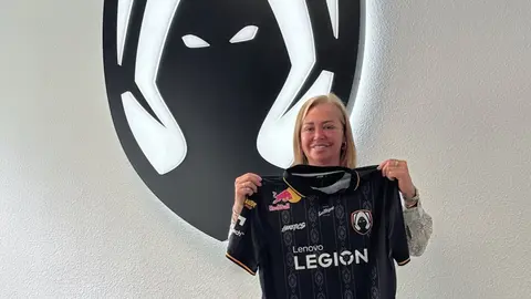Bel&eacute;n Esteban posa con la camiseta de Team Heretics