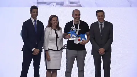 Antonio S&aacute;nchez Kaiser (2d) posa con los dos premios junto a responsables de Emprende XXI