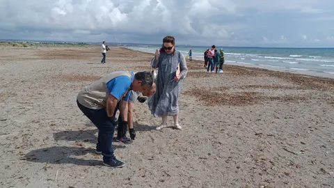 El consejero en funciones de Medio Ambiente, Mar Menor, Universidades e Investigaci&oacute;n, Juan Mar&iacute;a V&aacute;zquez, recoge residuos en Las Salinas de San Pedro del Pinatar junto a la directora general de Medio Natural, Mar&iacute;a Cruz Ferreira, y otros LIBERAdores.