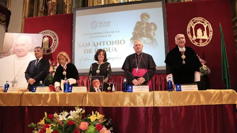 De izq. a der., el consejero Juan Mar&iacute;a V&aacute;zquez, la rectora Josefina Garc&iacute;a, la presidenta de la UCAM Mar&iacute;a Dolores Garc&iacute;a, el obispo Lorca Planes y el rector honorario, Antonio Montoro