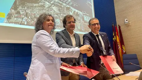 De izq. a der.  Beatriz Miguel (UPCT), Pedro Pablo Hern&aacute;ndez (Puerto de Cartagena) y Jos&eacute; Luj&aacute;n (UMU)