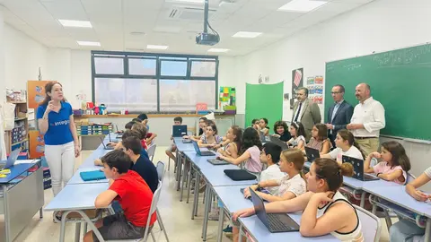 Imagen de la visita de los directores generales de Inform&aacute;tica y Transformaci&oacute;n Digital, Javier Mart&iacute;nez Gilabert, y de Atenci&oacute;n a la Diversidad, Innovaci&oacute;n y Formaci&oacute;n Profesional, Juan Garc&iacute;a Iborra, en una de las sesiones de la tercera edici&oacute;n de los talleres STEAM