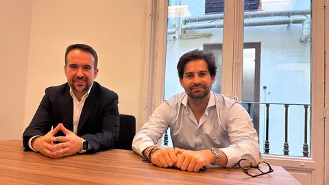 Juan Bautista, CEO de AirTrace (izq.) y Jes&uacute;s Caicedo, CBO. Son los cofundadores de la empresa